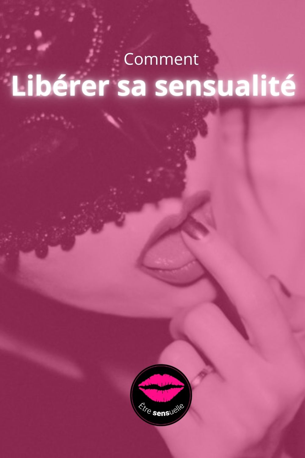 femme portant un masque en dentelle, elle ouvre la bouche y passe son doigt pour se donner un air sensuelle