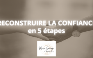Deux mains qui se tiennent, symbolisant la reconstruction de la confiance, avec le texte "Reconstruire la confiance en 5 étapes" et le logo "Marie Sauvage Coaching"